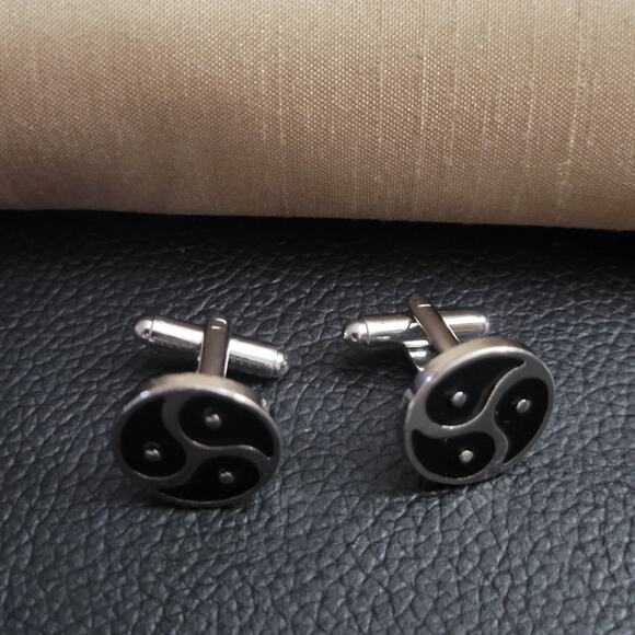 Men's silver & black triskelion cuff links - Picture 2 of 3